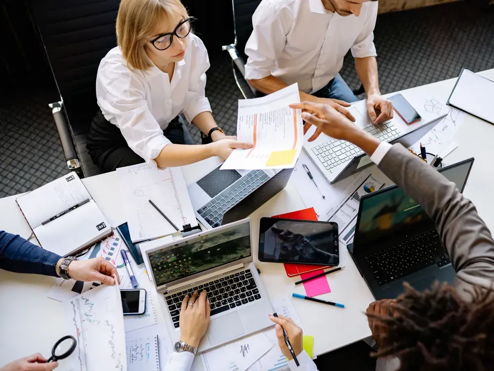 Prise de notes et transcription audio d'une réunion de CE par ABC Solutions Services