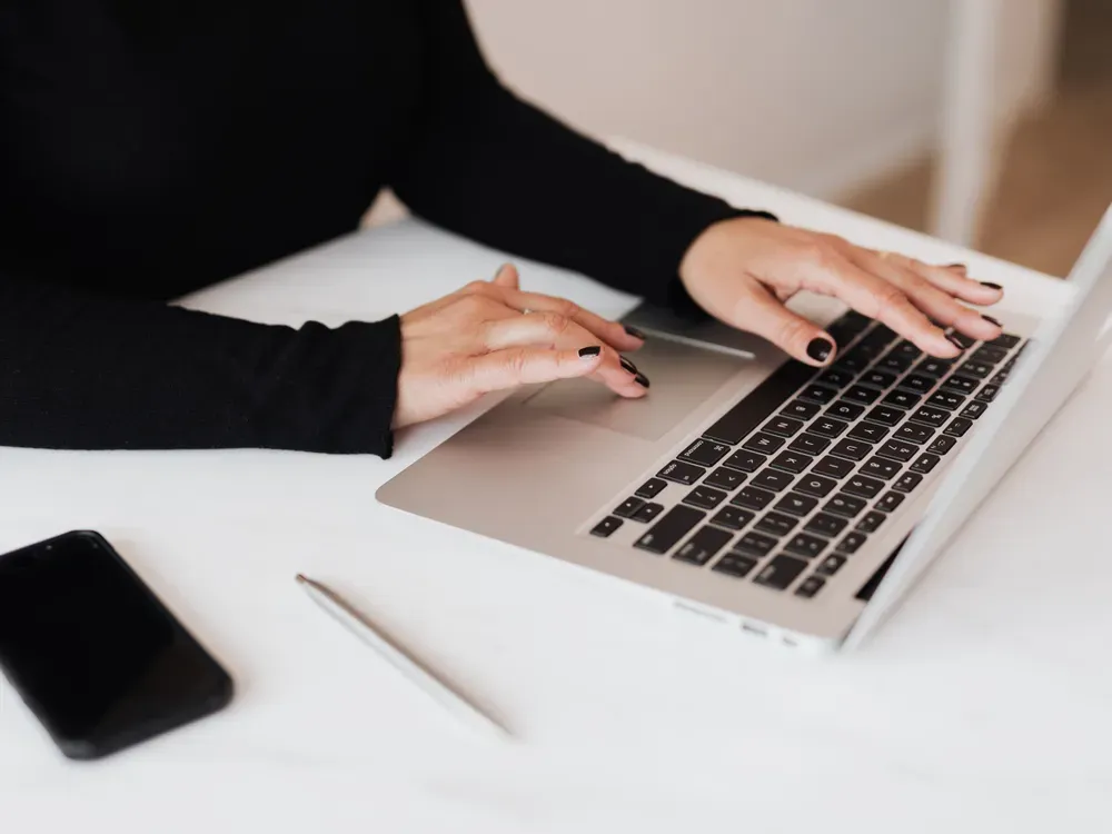 Secrétaire indépendante d'ABC Solutions Services organisant le secrétariat administratif d'une TPE à Montpellier